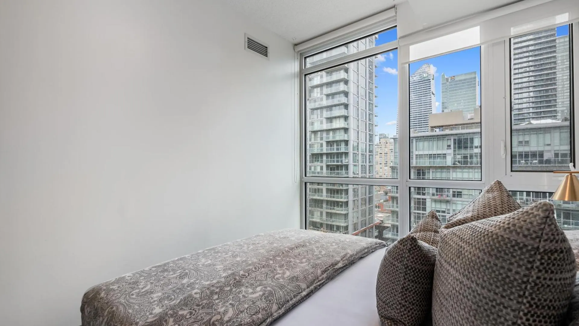 Freed Suites - Downtown Toronto