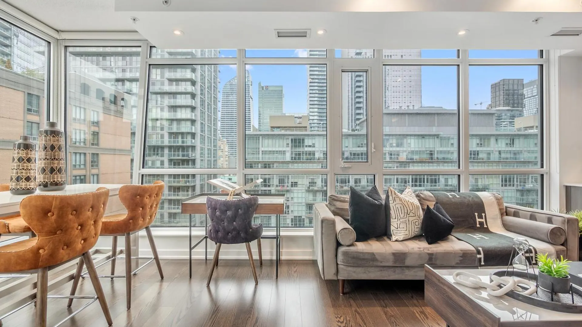 Freed Suites - Downtown Toronto Apartment