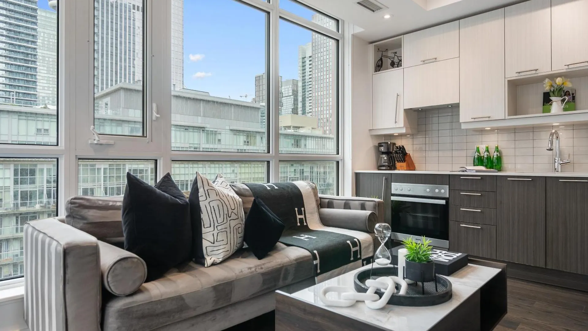 Freed Suites - Downtown Toronto